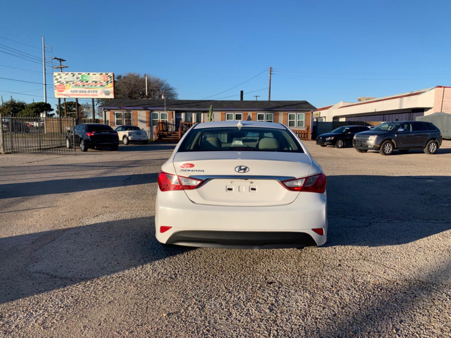 2014 White /Tan Hyundai Sonata (5NPEB4AC9EH) , AUTOMATIC transmission, located at 1830 North Belt Line Road, Irving, TX, 75061, (469) 524-0199, 32.834373, -96.993584 - Photo#4